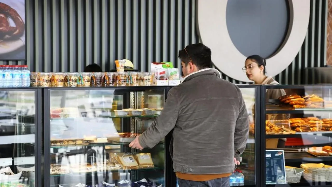 İzmit'in göbeğinde Halka Kafe açıldı: Fiyatları duyanlar akın edecek