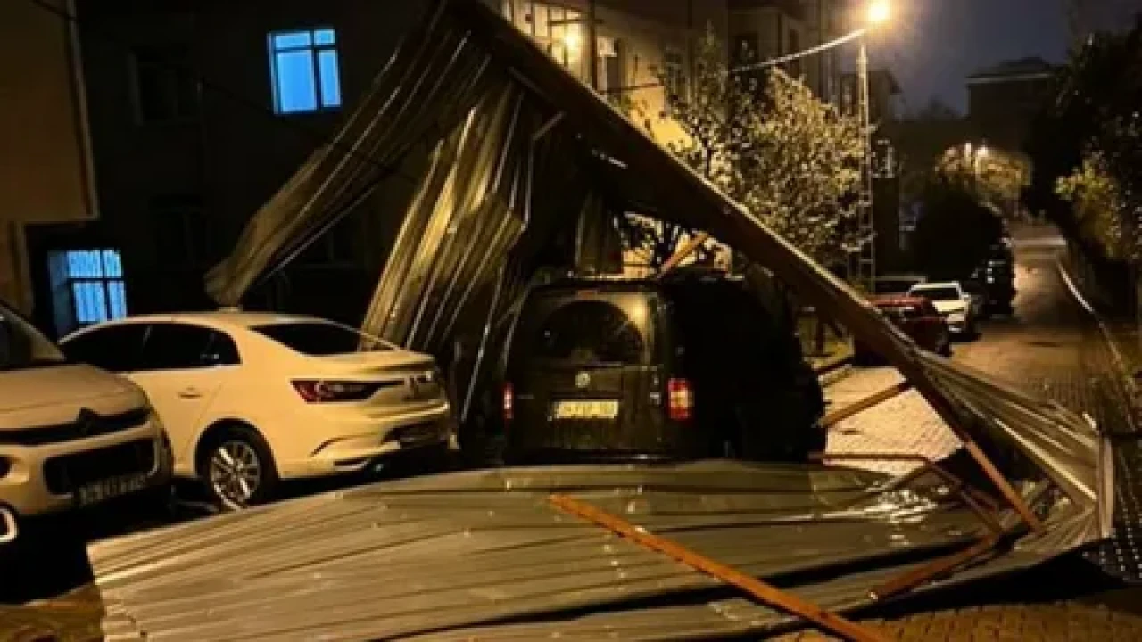 Fırtına İstanbul'u vurdu: Çatılar uçtu, binalar çöktü, uçaklar havada tur attı