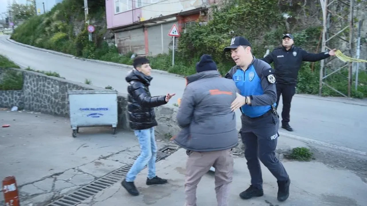 Samsun'da aynı bölgede ikinci heyelan: Kapatılan yoldan geçmek isteyenler polise zorluk çıkardı
