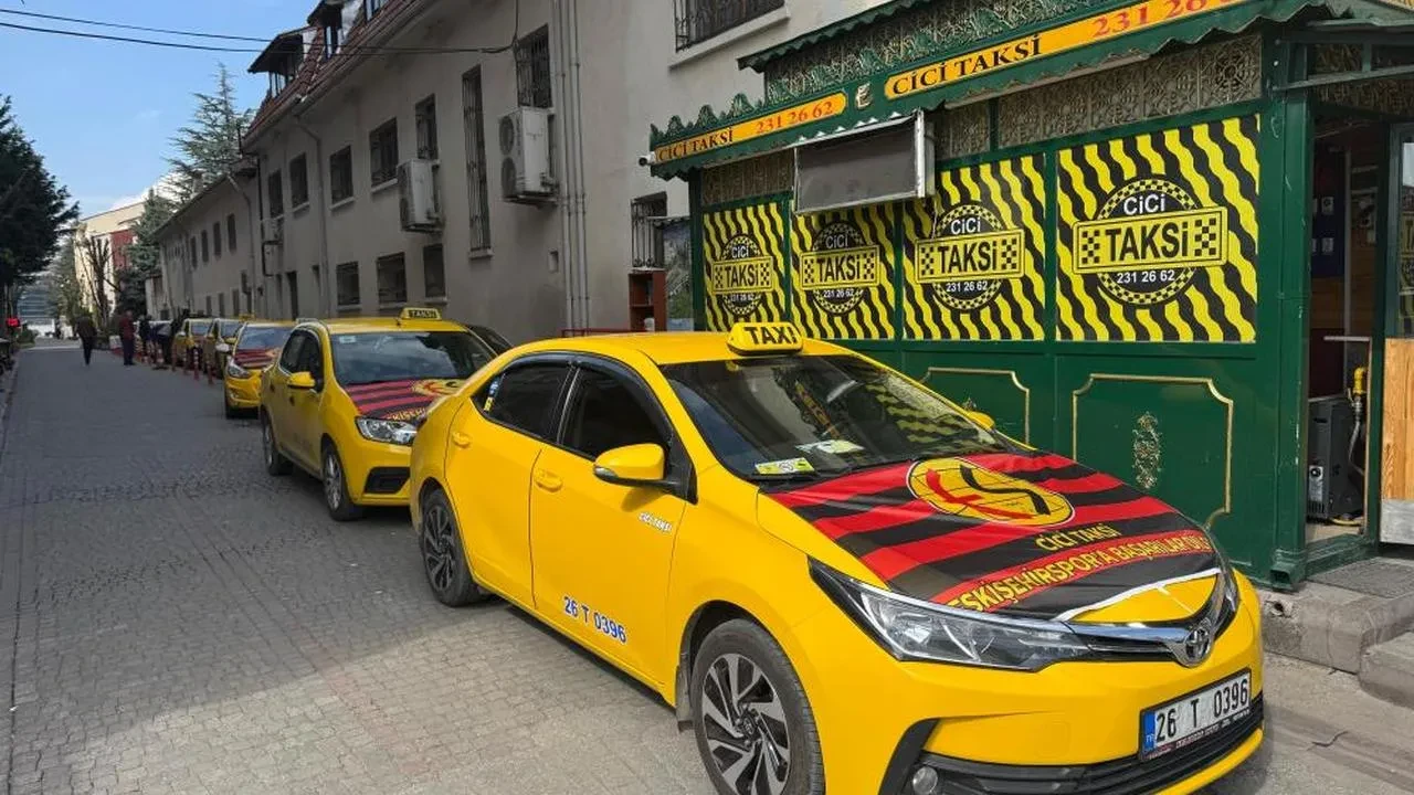 Taksicilerden Eskişehirspor'a destek: Taksiler bayraklarla kaplandı