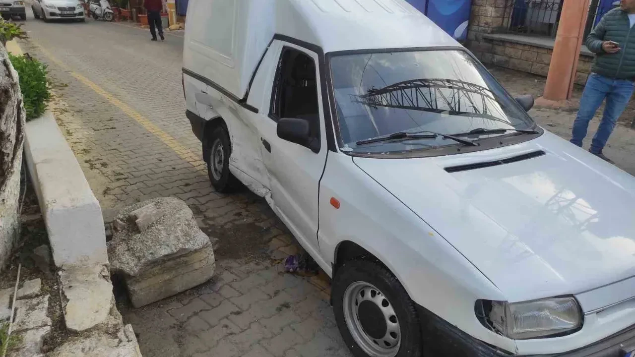 Yumurta taşıyan ticari araçla otomobil çarpıştı: 2'si bebek 4 yaralı