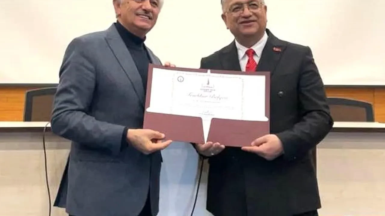Dr. Mehmet Emin Yağcı'ya akademik teşvik ödülü: Rektör Kızıltoprak'tan özel takdim