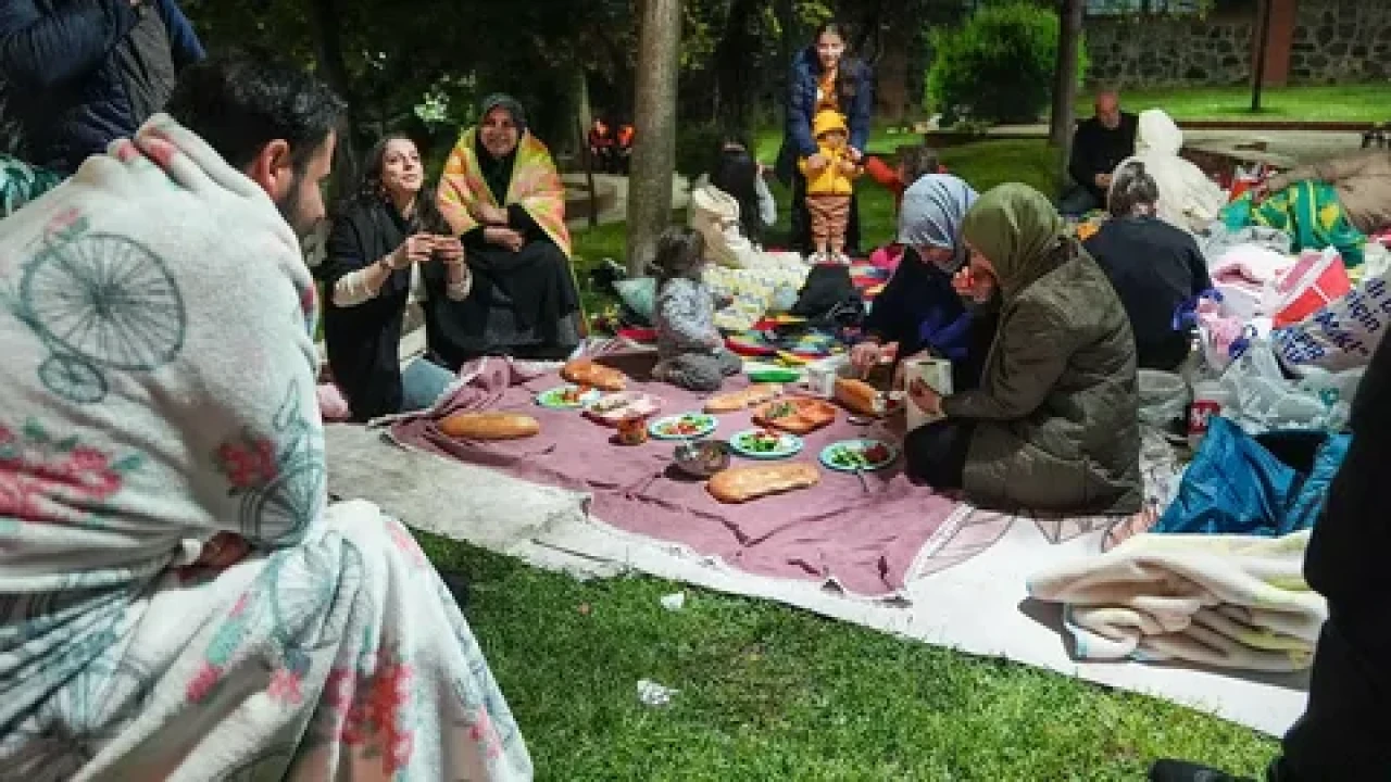 Geceyi sokakta geçirdiler: İstanbul'da deprem sonrası zor saatler