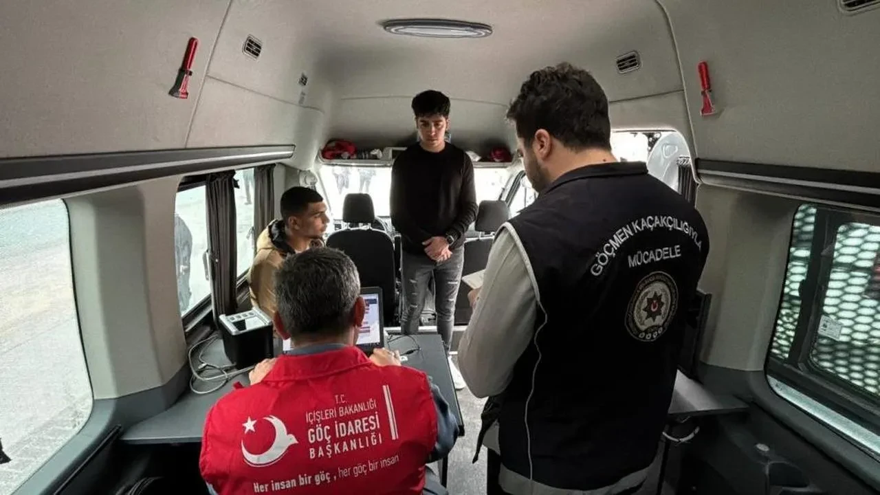 Bolu'nun en işlek caddesinde yabancı denetimi: Vizesi bitenlere işlem yapıldı