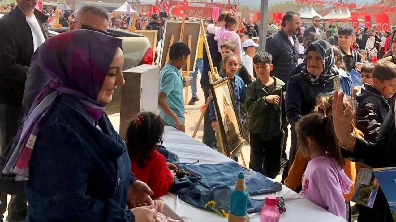 Çocuklar sıfır atık ve geri dönüşüm hakkında bilgi aldı: Van kalesi'nde uçurtma şenliği