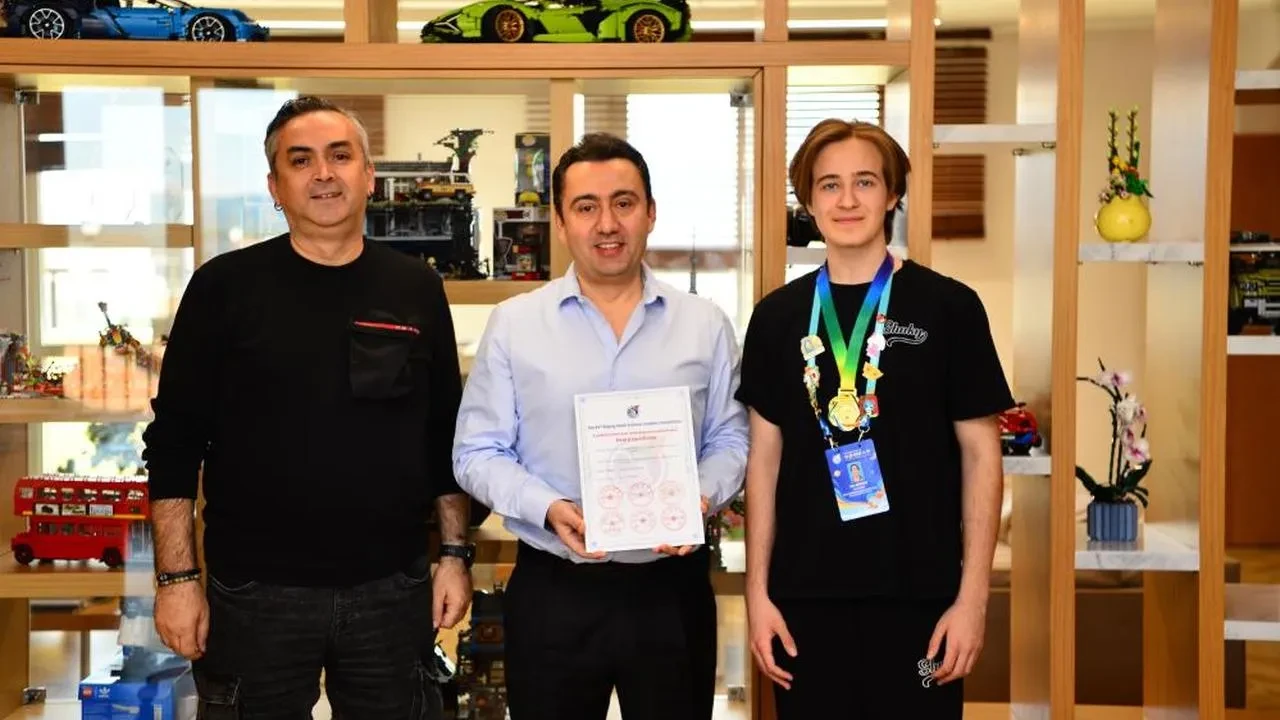 Bursalı Efe Kopan, Pekin'de Türkiye'yi gururlandırdı: Dikey eksenli fan projesi dünya birincisi