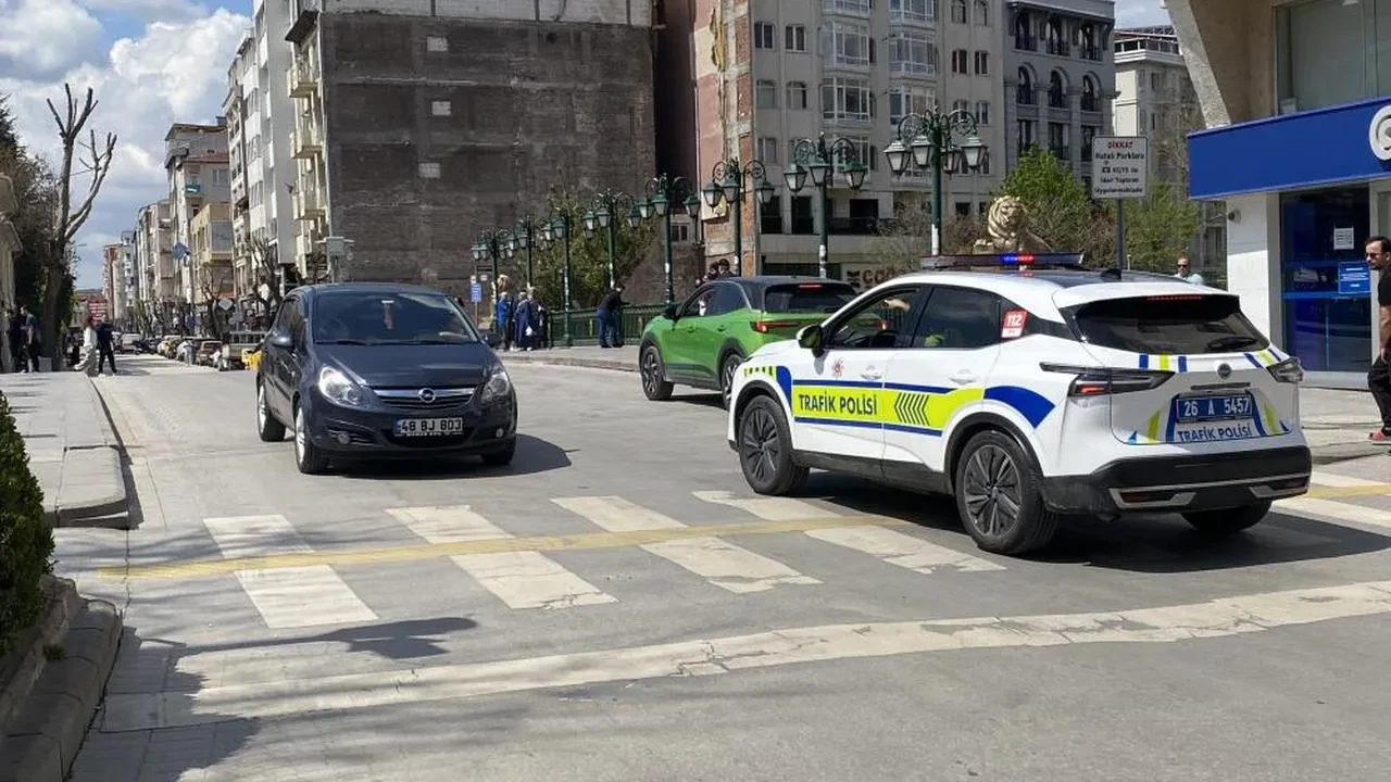 Otomobille ters yöne giren sürücü: Trafik polisiyle karşı karşıya geldi
