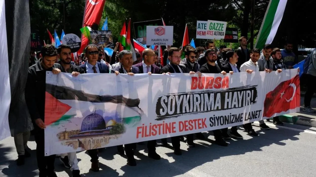 Uludağ Üniversitesi öğrencilerinden dikkat çekici etkinlik: Gazze için 'vicdan nöbeti'