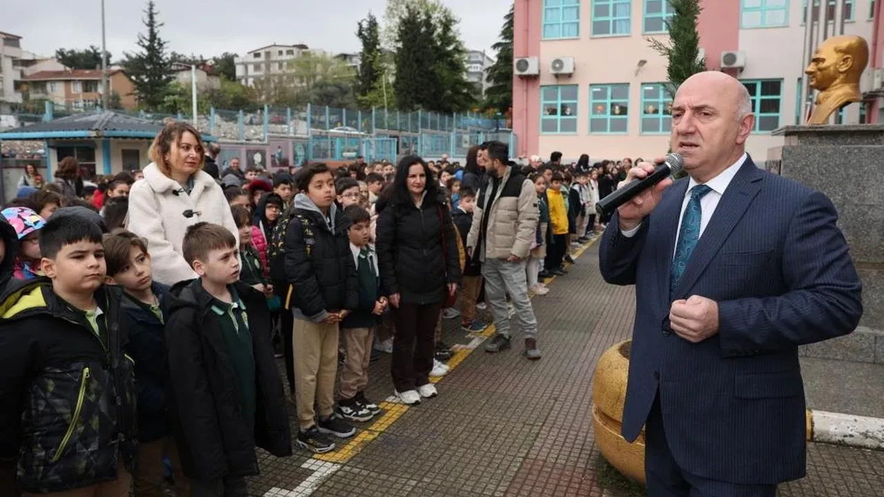 Başkan Bıyık okul ziyaretinde öğrencilere seslendi: "En büyük ilham kaynağımız sizsiniz"