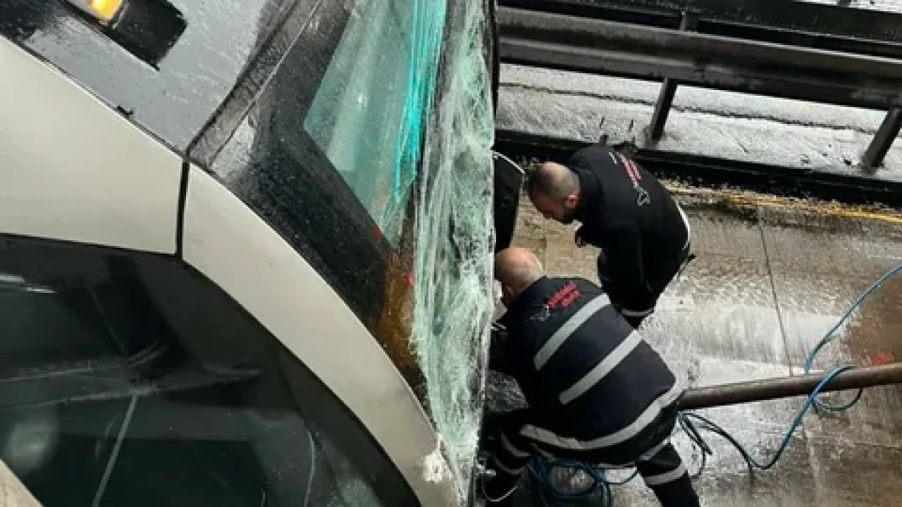 İstanbul Avcılar'da metrobüs kazası: 10 yaralı, seferler aksadı