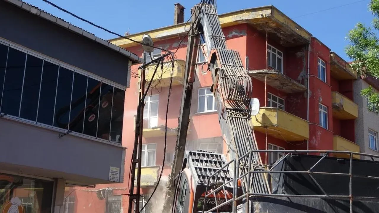 Sancaktepe’de depremde hasar gören bina: Kontrollü şekilde yıkıldı