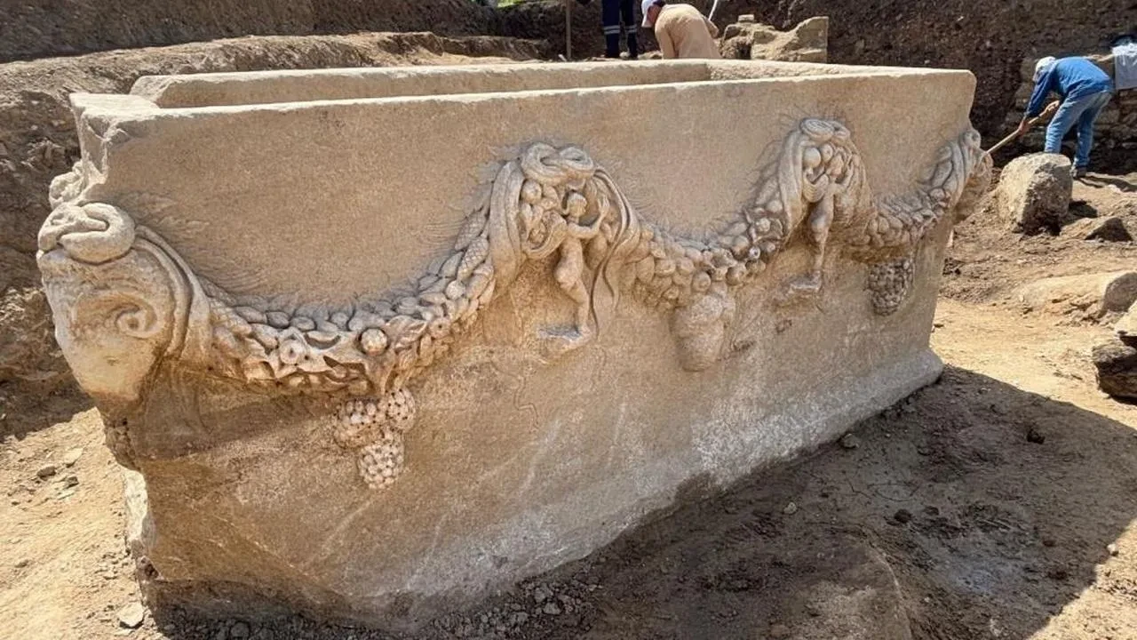 Denizli'de 2000 yıllık Girlandlı Lahit keşfi: Antik dönemin sırları ortaya çıkıyor