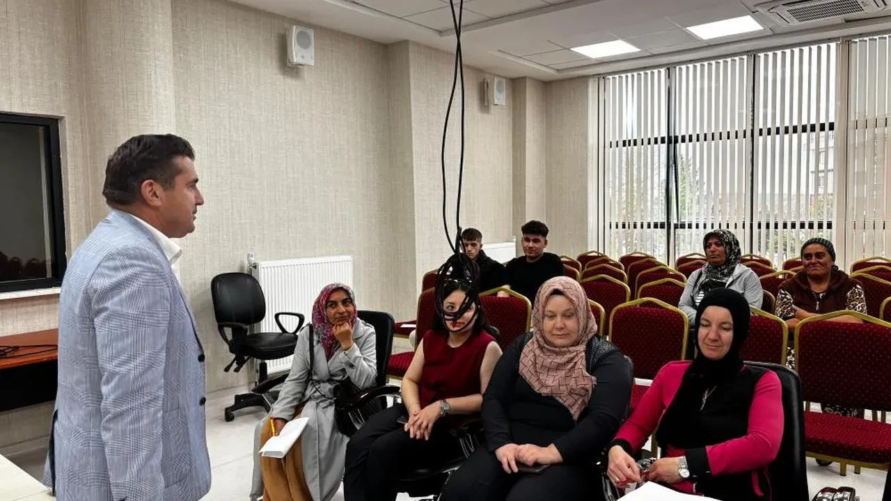 Altıntaş'ta Ebeveyn Okulu kursları ile çocuk gelişimine yeni bir bakış açısı