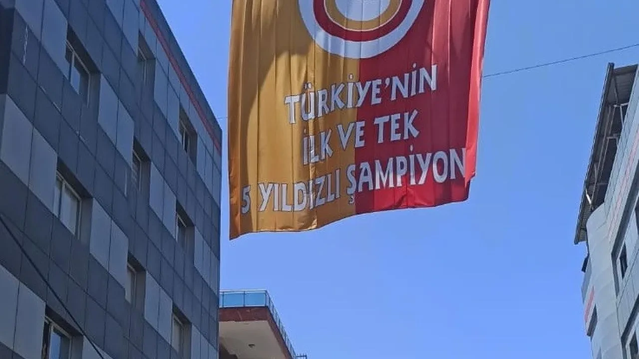 Salihli sokakları Galatasaray bayraklarıyla donatıldı