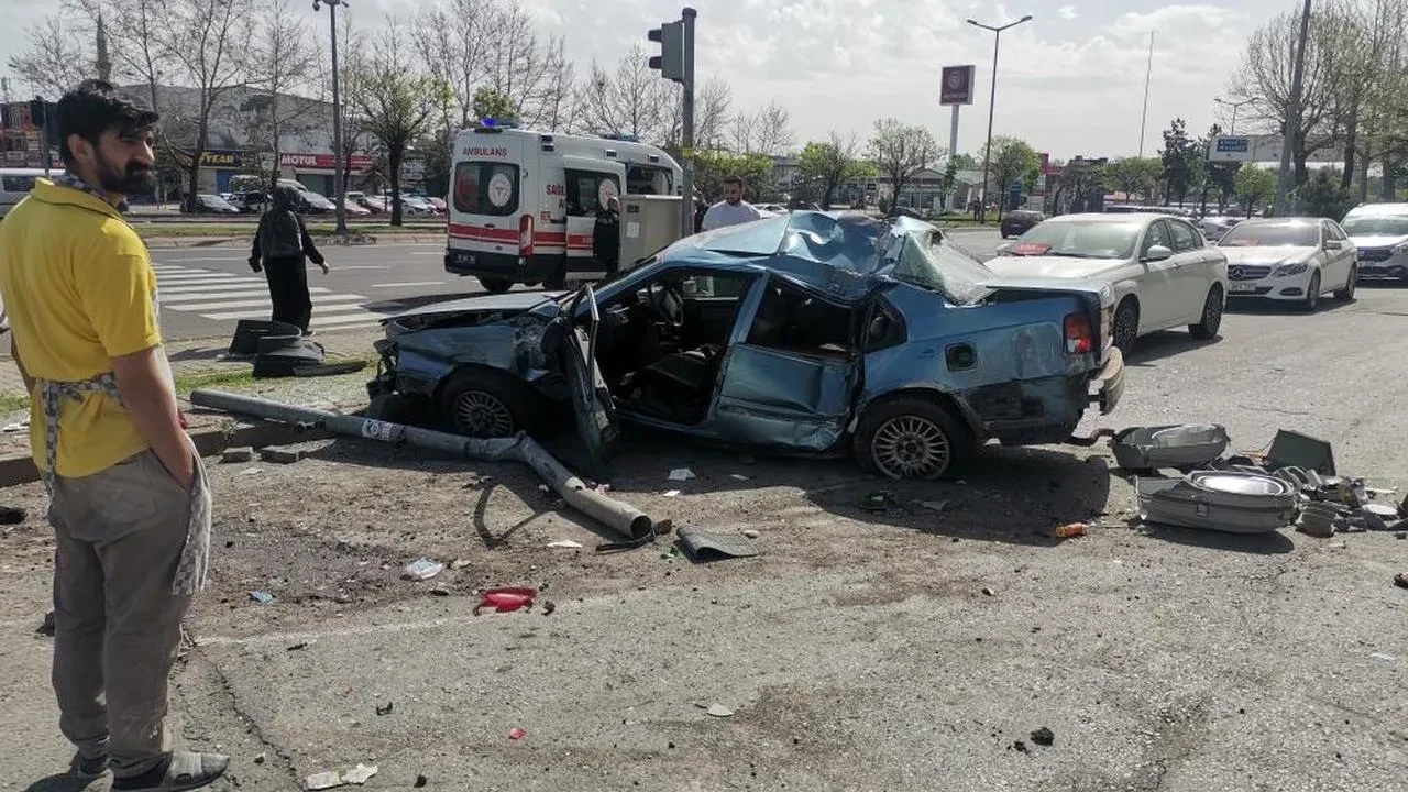 Kamyonet ile otomobil çarpıştı: Kayseri'de otomobil kullanılamaz hale geldi