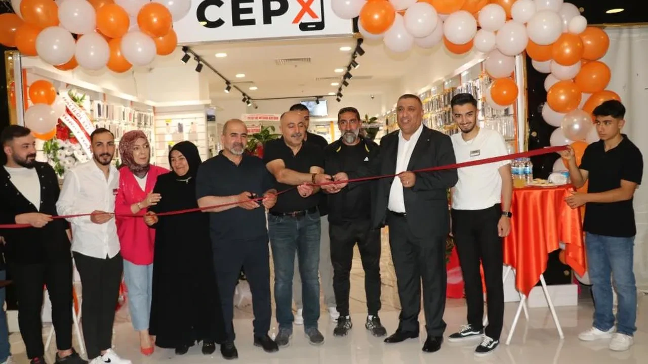 Vanmall AVM'de Cep X mağazası hizmete açıldı