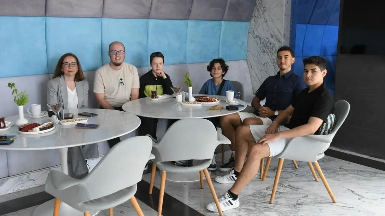 Kuşadası'ndan 5 öğrenci, Estonya'daki uluslararası robot yarışmasına katılmaya hak kazandı