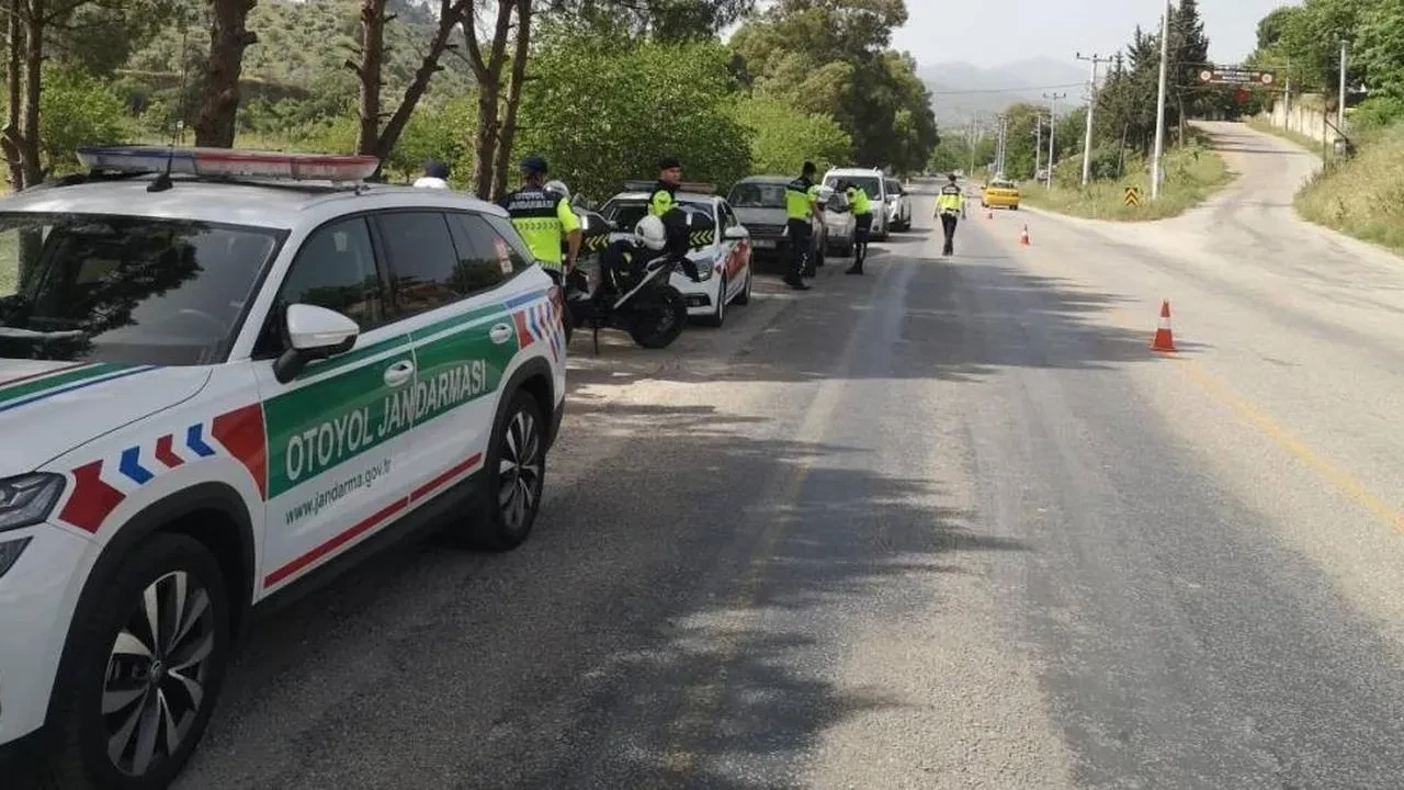 Aydın'da şok trafik denetimi: 19 sürücüye toplam 25 bin TL ceza! Güvenlik için denetimler devam edecek