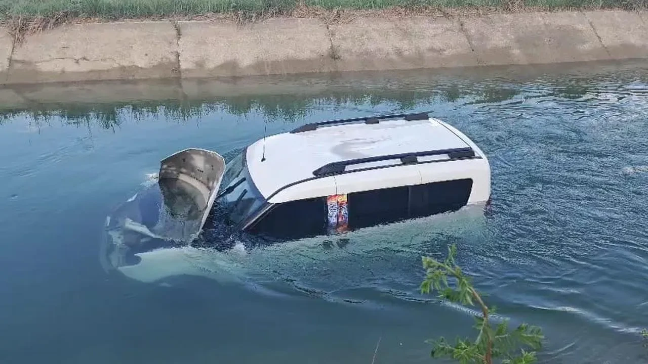 Adana'da dehşet anları: Sulama kanalına devrilen araçtan mucizevi kurtuluş