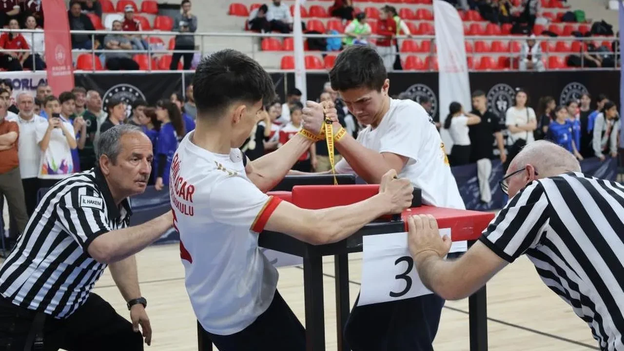 Bilek güreşi yıldızlar grup müsabakaları başladı: Bilecik'te heyecan dorukta