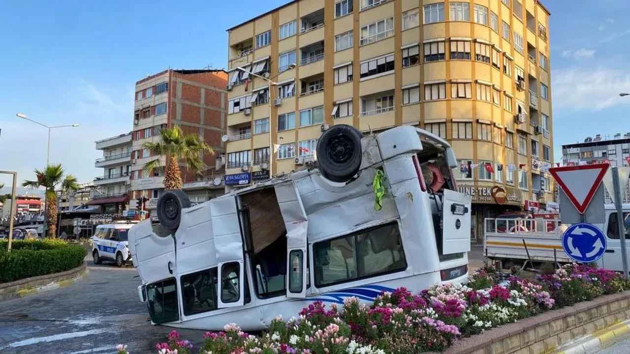 Nazilli'de feci kaza! İki servis minibüsü çarpıştı, 3 yaralı
