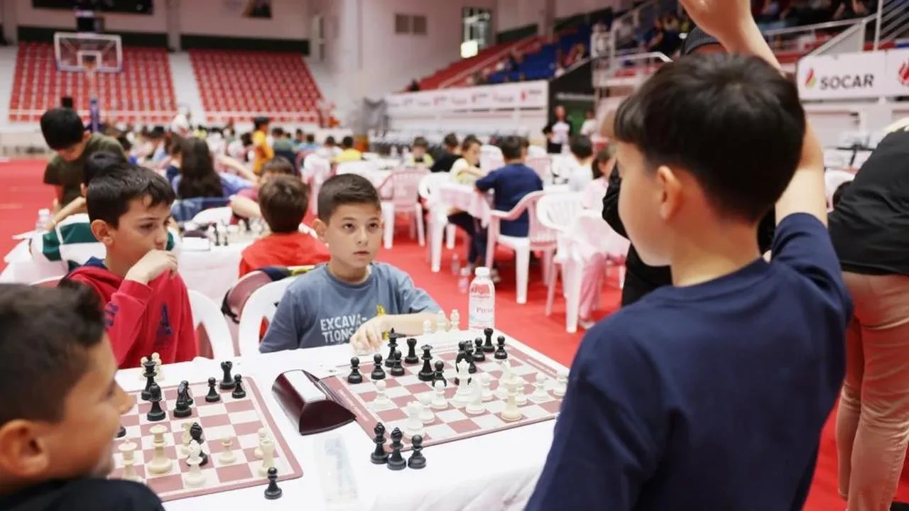 Aliağa'da Kyme Satranç Turnuvası'nda 14 sporcu ilk 10'a girmeyi başardı