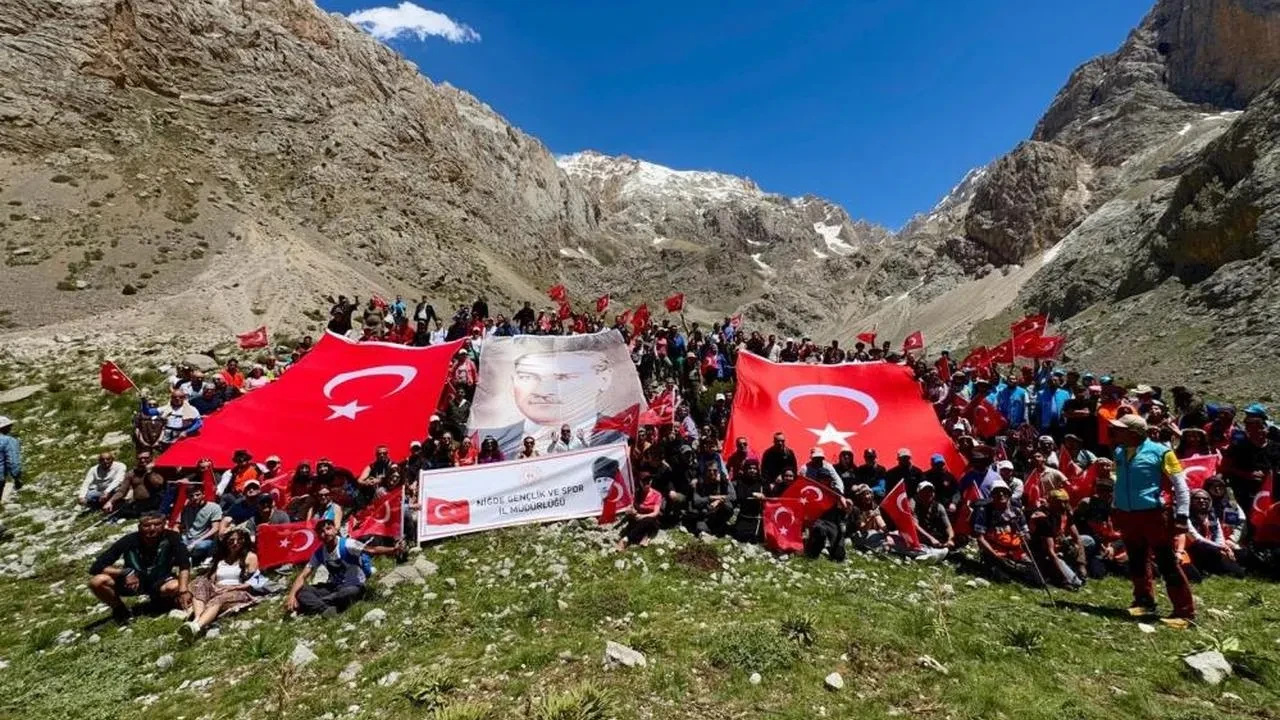 Niğde'de 19 Mayıs coşkusu Aladağlar'da doğa yürüyüşüyle taçlandı!
