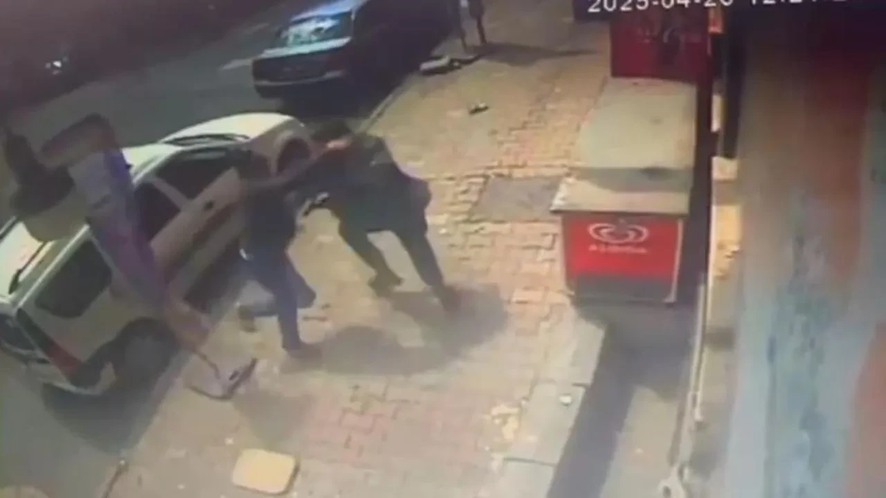 İstanbul'da silahlı kavga kamerada: Yoldan geçen genç hayatını kaybetti, 2 şüpheli tutuklandı