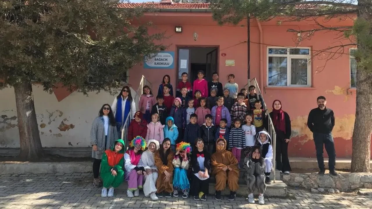 Eğirdirli öğrencilerden unutulmaz bayram havası: Tiyatro, animasyon ve yüz boyama etkinlikleri