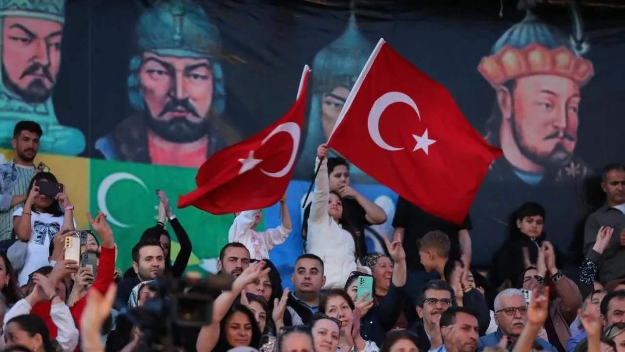 Aliağa'da Türkçülük günü coşkuyla kutlandı: Mustafa Yıldızdoğan ve Ahmet Öngel sahne aldı