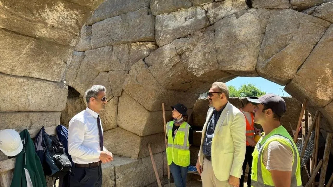 Tios Antik Kenti'nde tarihi tiyatro gün yüzüne çıkıyor
