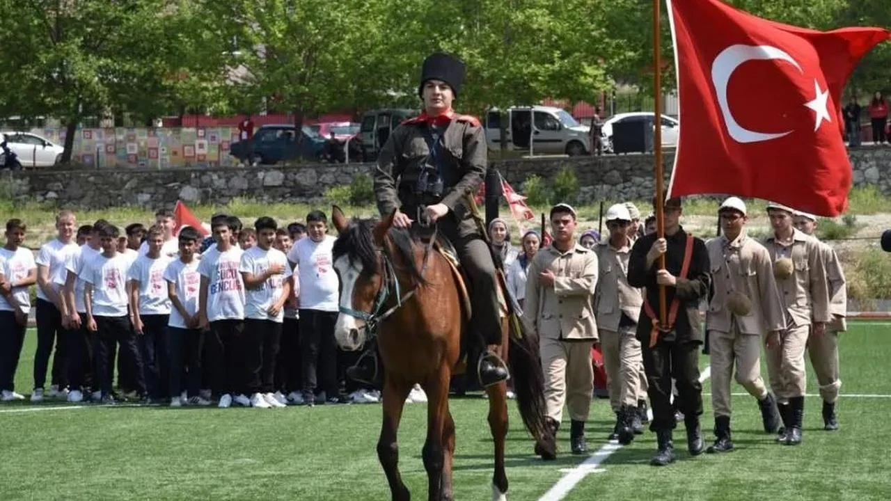 Sındırgı'da 19 Mayıs coşkusu: Gençler vatanseverlik dolu bir bayram kutladı!