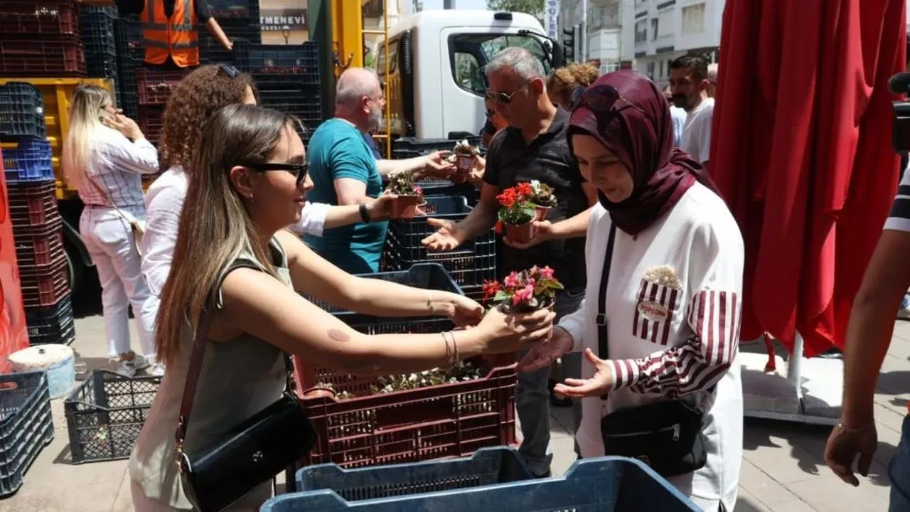 Antalya Büyükşehir Belediyesi'nden Anneler Günü'nde 25 bin çiçek sürprizi