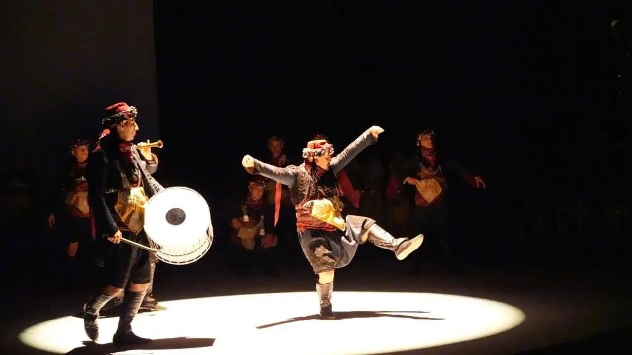 İzmir'de Maarif Orkestrası ve Halk Dansları topluluğu sahneye çıktı: Gösteride hangi temalar işlendi?