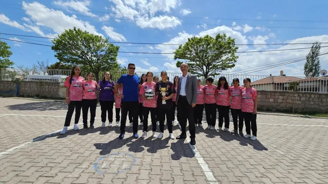 Gazioğlu Ortaokulu Kız Futbol Takımı Türkiye Şampiyonluğu Hedefliyor