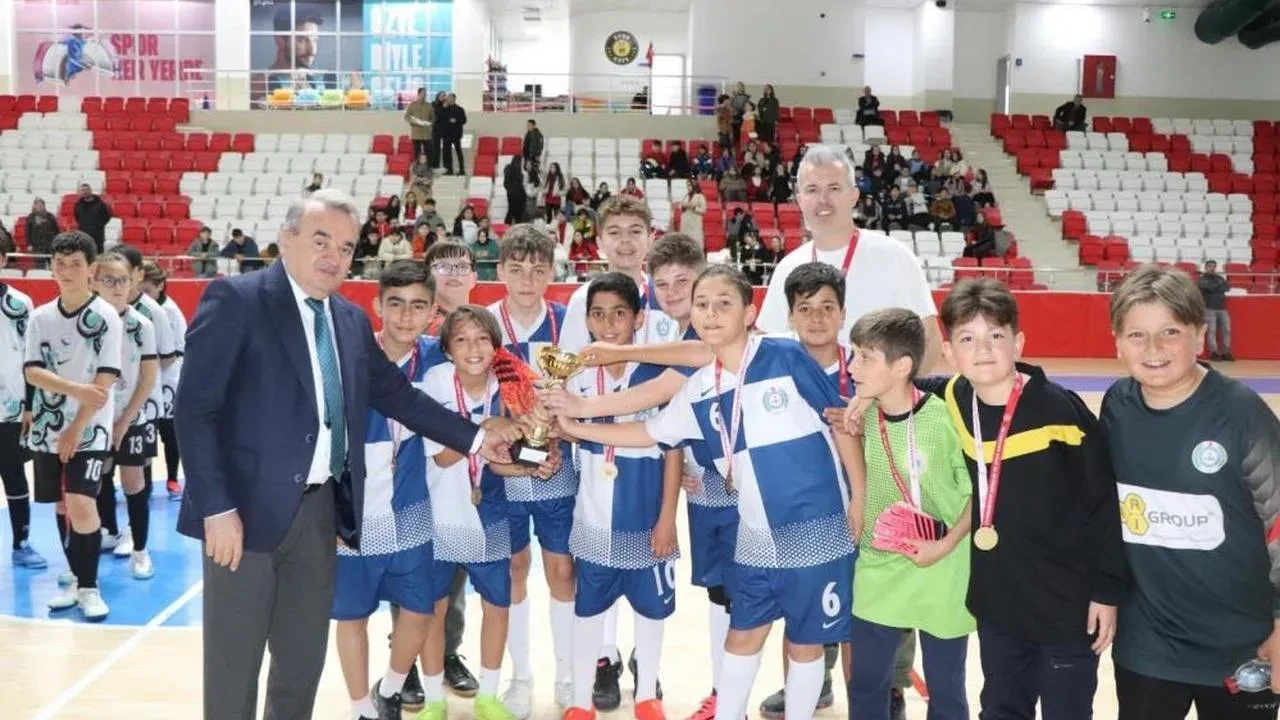 Bozüyük'te Futsal finalinde gençler coştu! Mehmet Akif Ersoy Ortaokulu şampiyon!