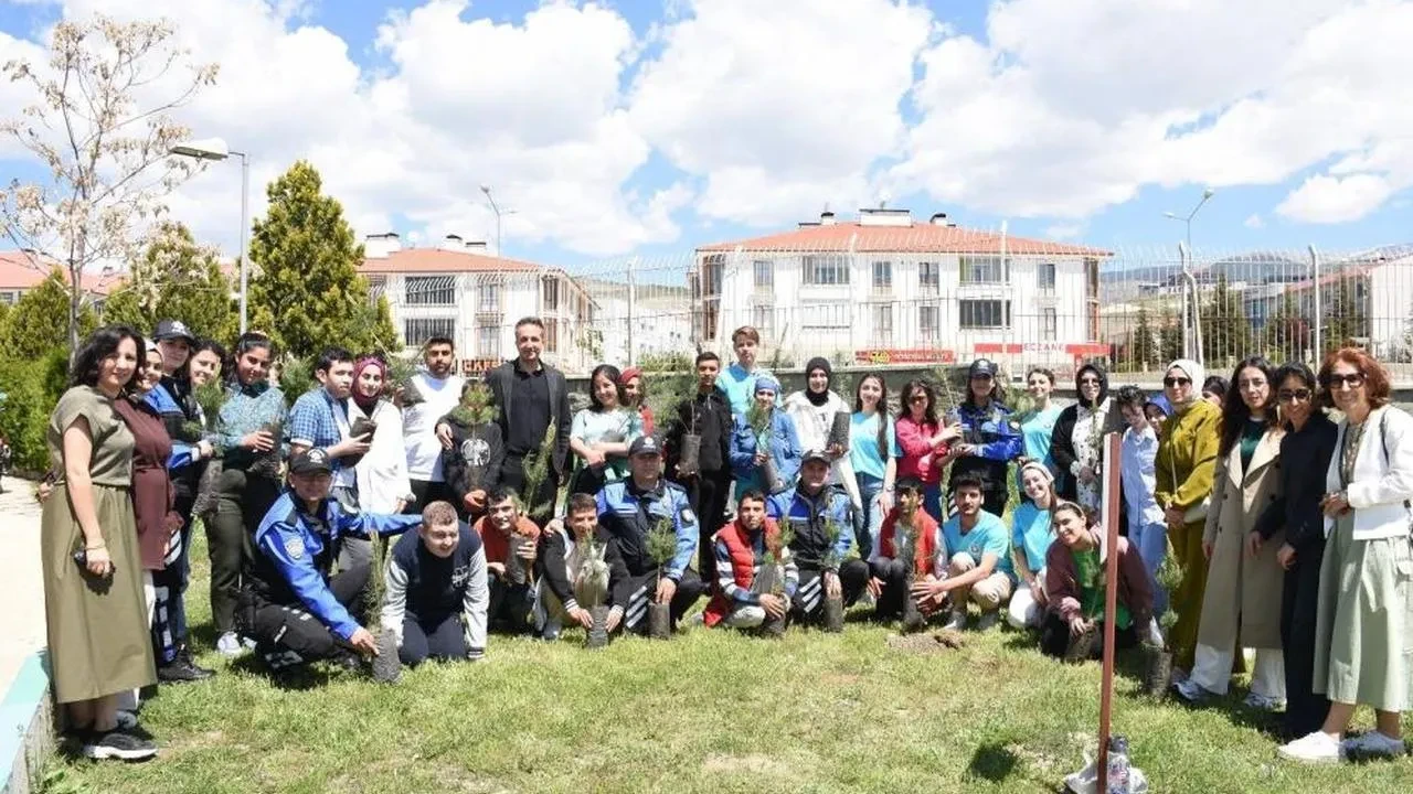 Erzincan'da çocuklar için anlamlı fidan dikimi etkinliği: Sosyal entegrasyon için etkili adım
