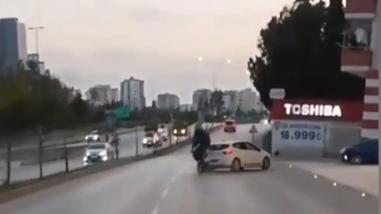 Adana'da motosiklet kazası! Kask kamerası kaydı delil oldu
