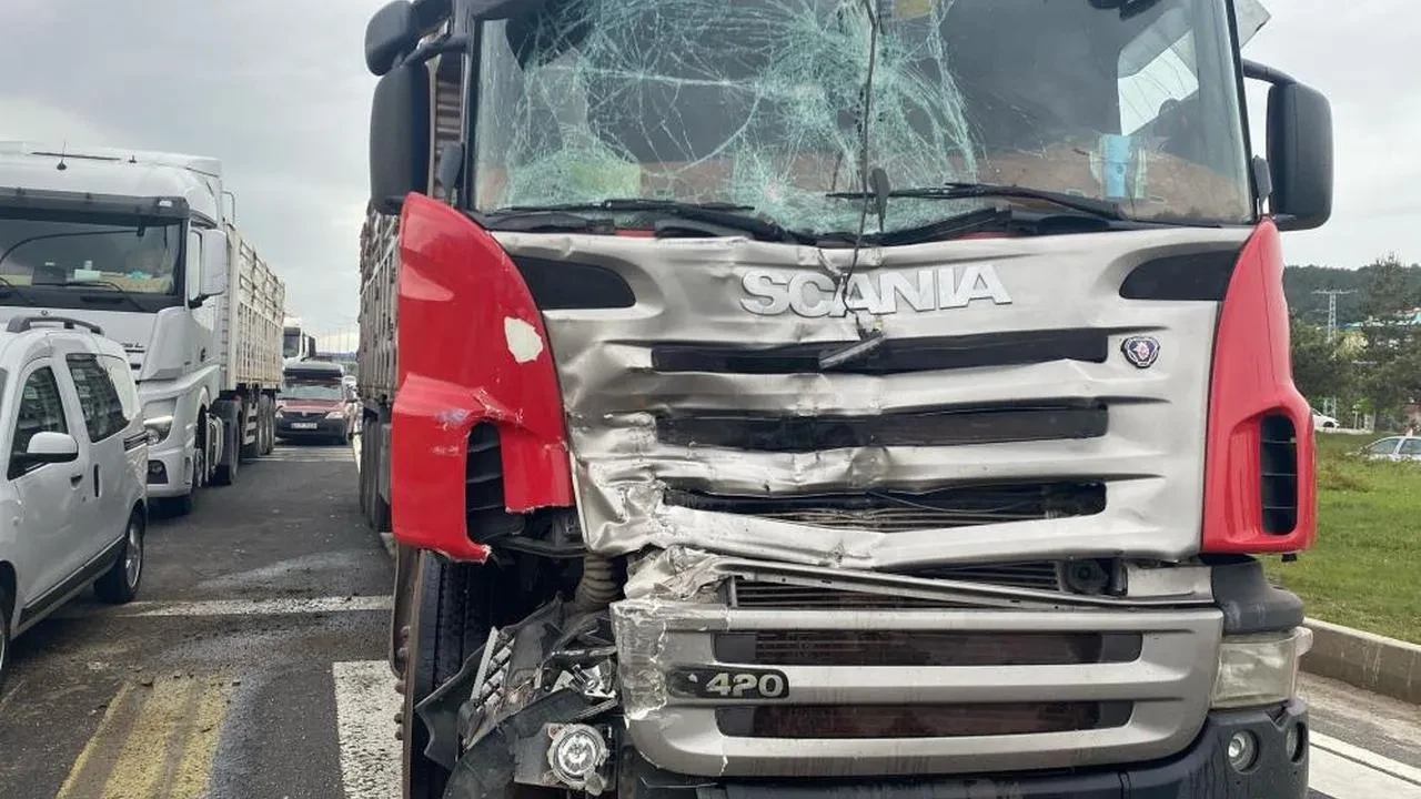 Bolu'da tır ve kamyonetin çarpıştığı kazada bir kişi yaralandı, trafik normale döndü