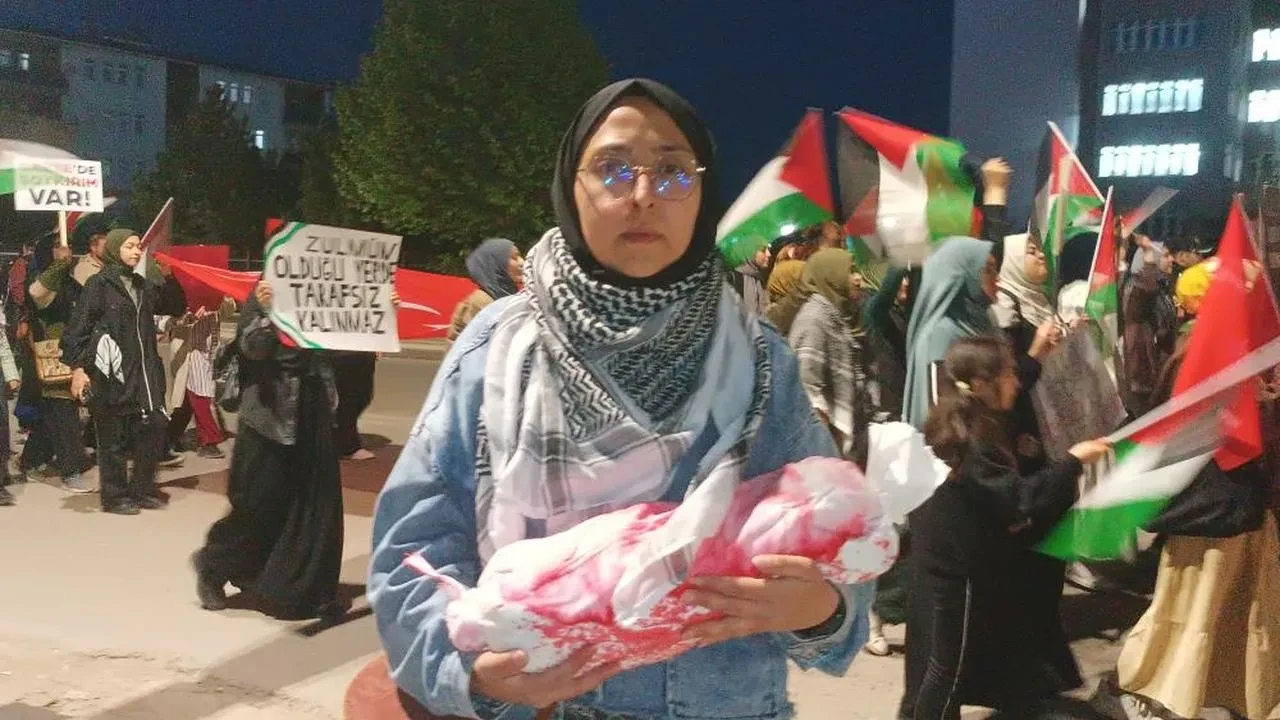 Cumhuriyet Üniversitesi öğrencilerinden Gazze için anlamlı protesto