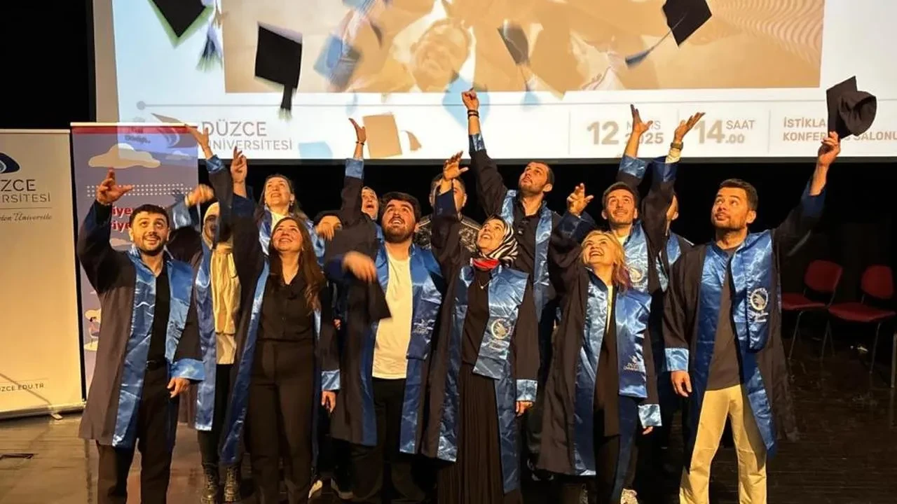 Mezunlar bir kez daha kep attı: Düzce üniversitesi mezunları pilav gününde buluştu