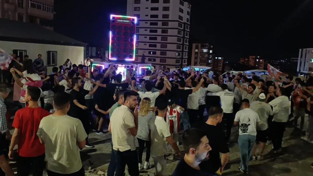 Kahramanmaraş İstiklalspor 2. Lig'e yükseldi şehir coştu