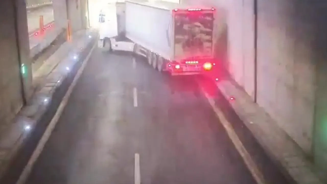 Erkenek Tüneli'ndeki kaza anı kamerada: Tırın duvara çarptığı anlar güvenlik kamerasında