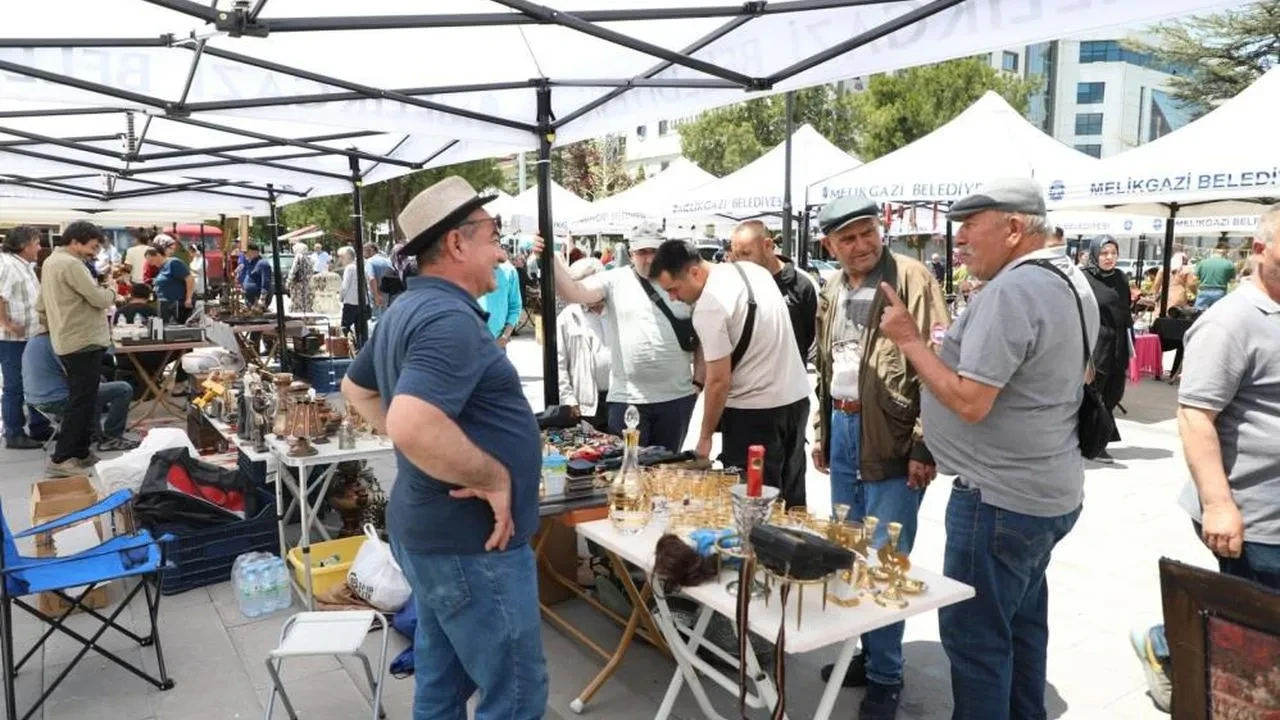 Antika tutkunlarının buluşma noktası: Melikgazi Belediyesi'nin pazarı her ay düzenleniyor