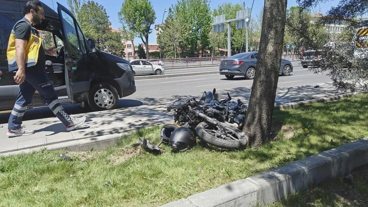 Motosiklet Servise Çarptı: Kayseri'de 2 Yaralı