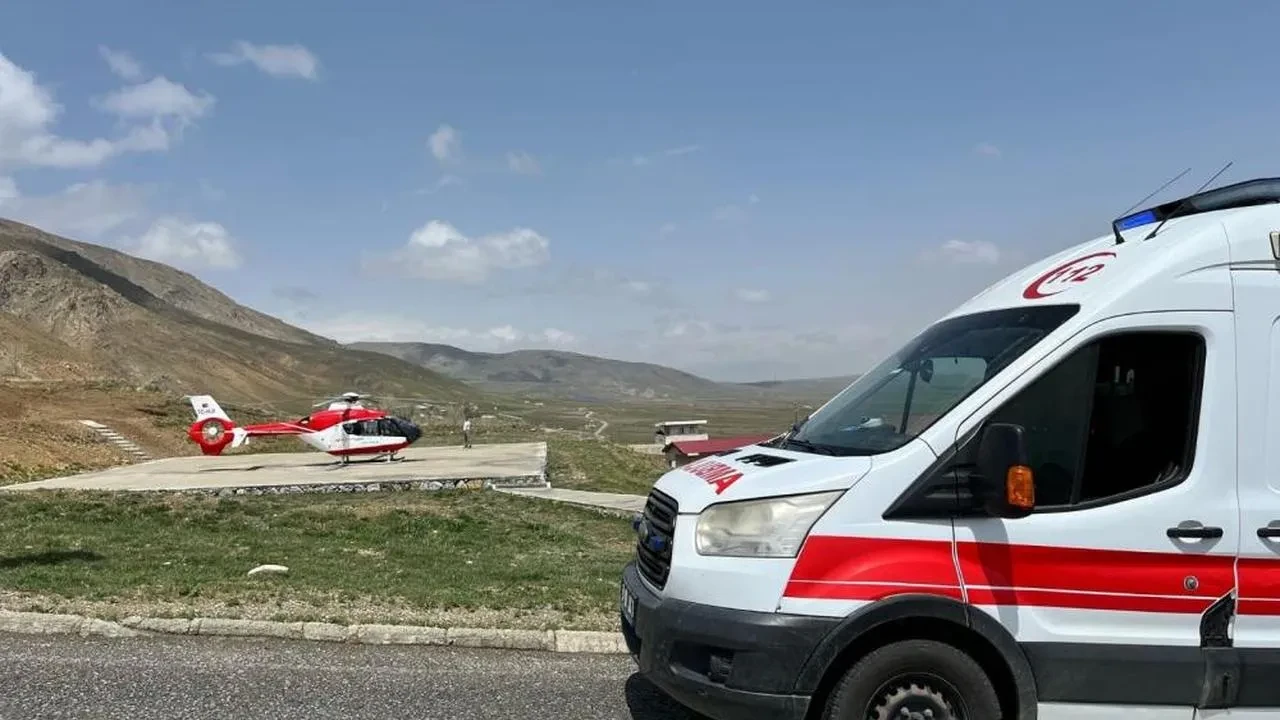 Ambulans helikopter kafa travması geçiren hasta için havalandı: Van'da trafik kazası geçiren hasta, helikopter ambulansla Van'a sevk edildi