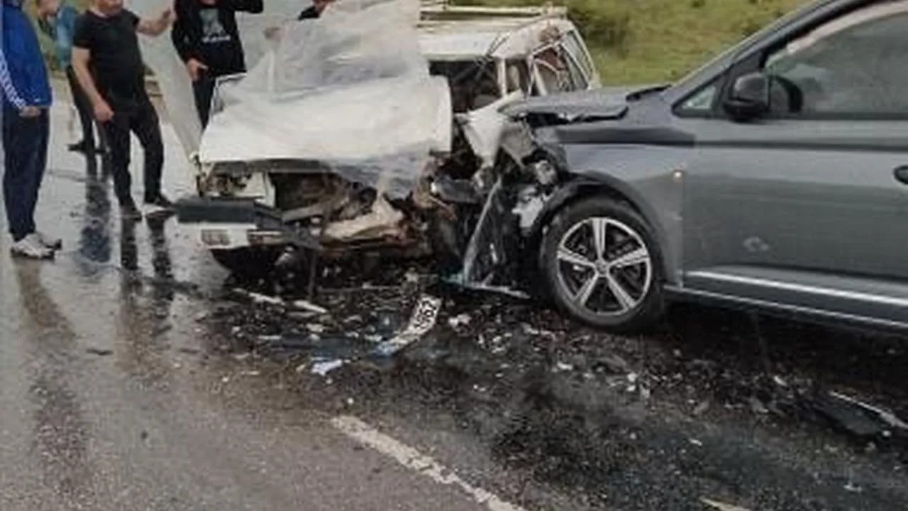 Ankarada Çubuk yolunda iki araç çarpıştı