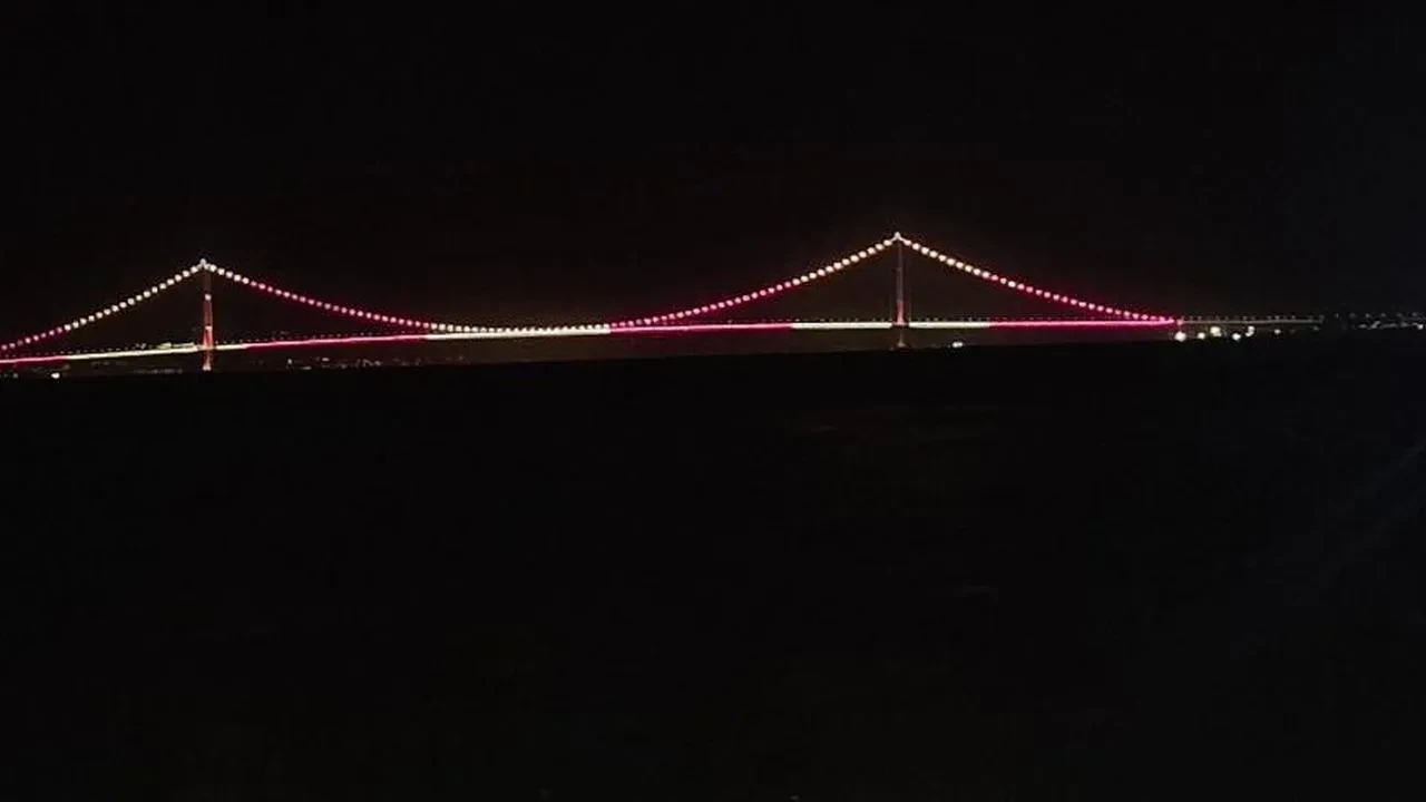 Galatasaray şampiyonluğu için Çanakkale Köprüsü ışıklandırıldı