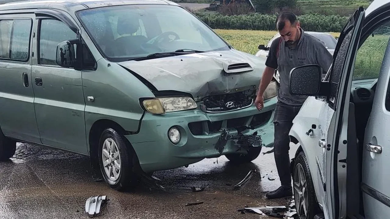 Düziçi'nde korkutan kaza: Minibüs ile ticari araç çarpıştı, bir yaralı hastaneye kaldırıldı
