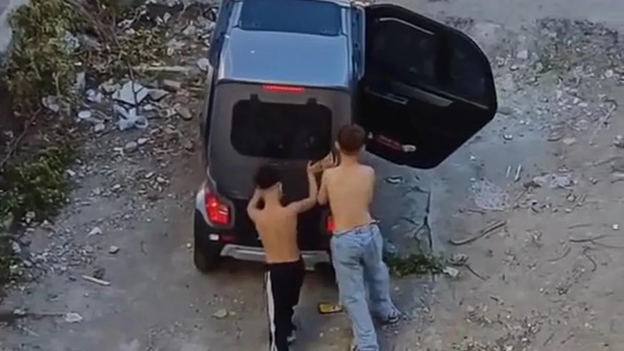 Kocaeli'de ikizlerin elektrikli araç deneyimi: 'Babamız Zengin!' açıklaması gündem oldu